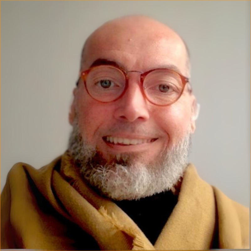 Foto de Paulin Basalces, um homem sorrindo.